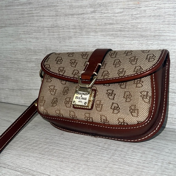 Dooney & Bourke Handbags - Dooney & bourke wristlet EUC Pre Loved